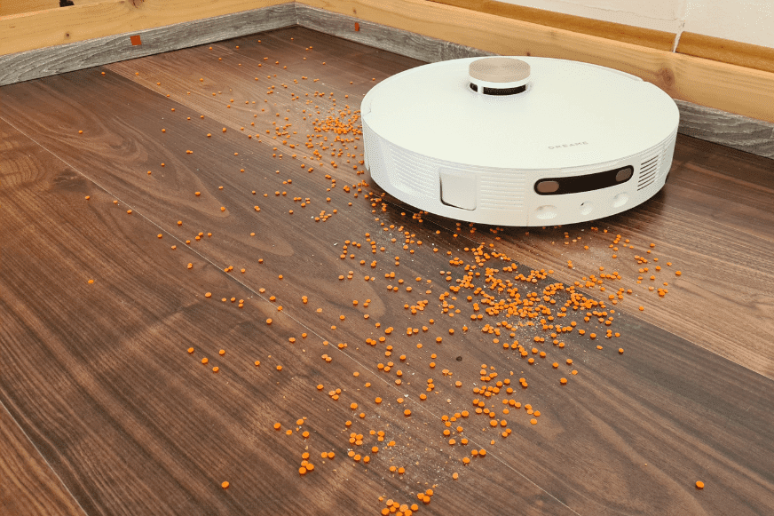 В ходе теста Dreame L20 Ultra убирает чечевицу на твердом полу.